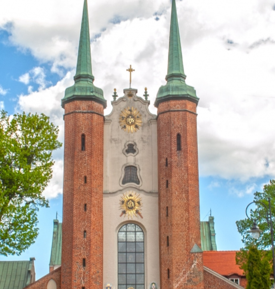 Kościół ze strzelistymi wieżami.