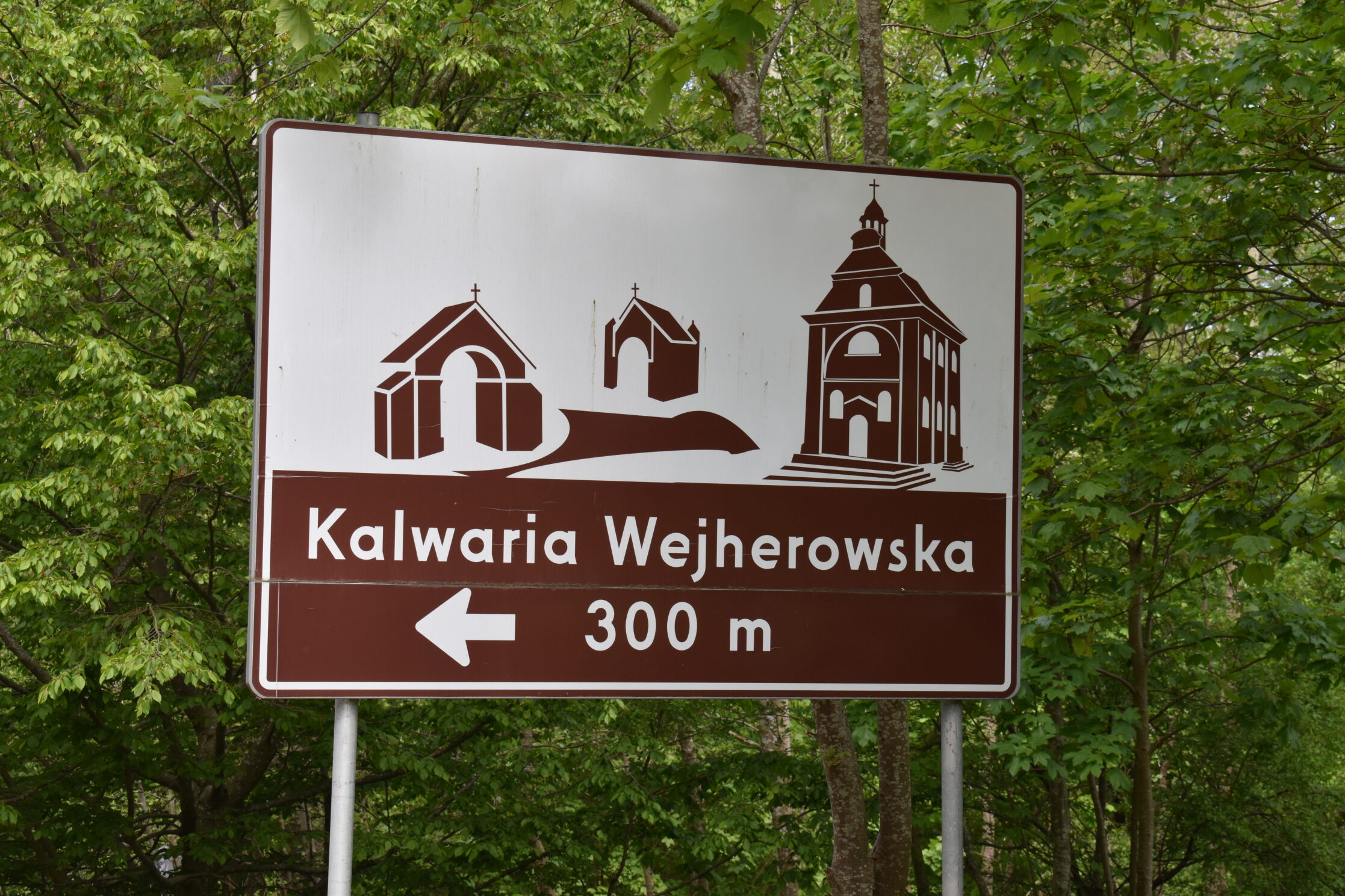 Znak wskazujący kierunek na Kalwarię Wejherowską.