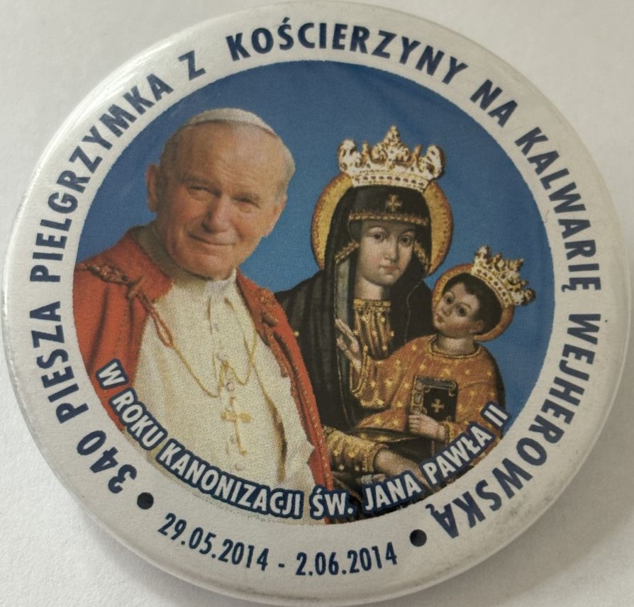 Okrągła plakietka z pielgrzymki do Wejherowa. Na plakietce wizerunek Jana Pawła II i Matki Boskiej z Jezusem.
