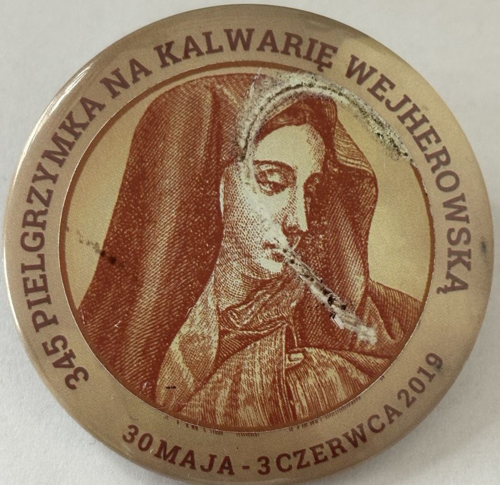 Okrągła plakietka w brązowych kolorach z pielgrzymki na Kalwarię Wejherowską.