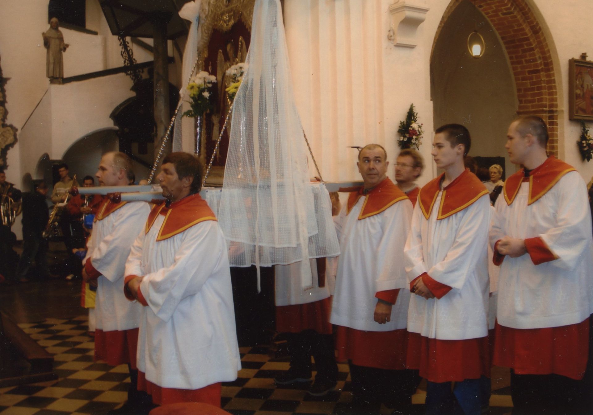 Pielgrzymka z Gdańska-Oliwy na Kalwarię Wejherowską. Lektorzy z feretronem w kościele.